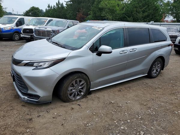 2021 TOYOTA SIENNA LE — Front 3/4