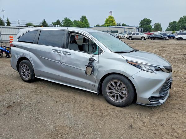 2021 TOYOTA SIENNA LE — Passenger 3/4