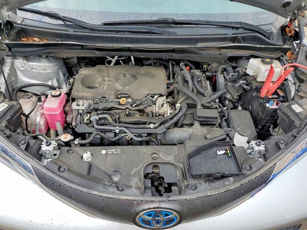 2021 TOYOTA SIENNA LE — Engine bay