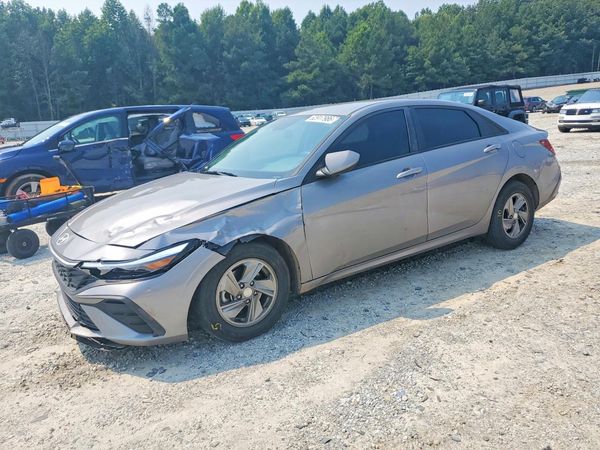 2024 HYUNDAI ELANTRA SE