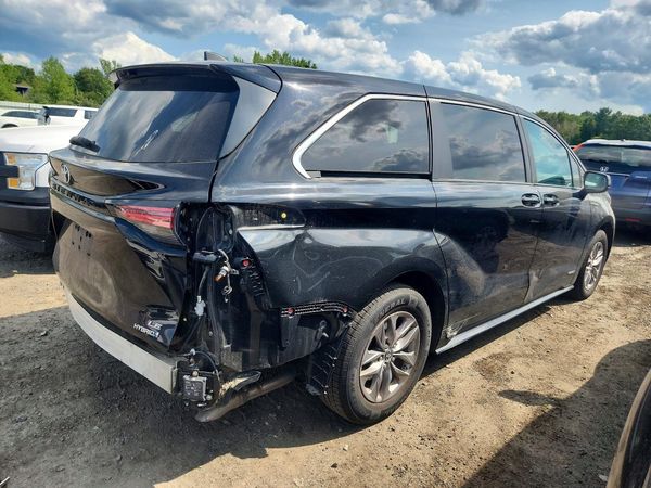 2021 TOYOTA SIENNA LE