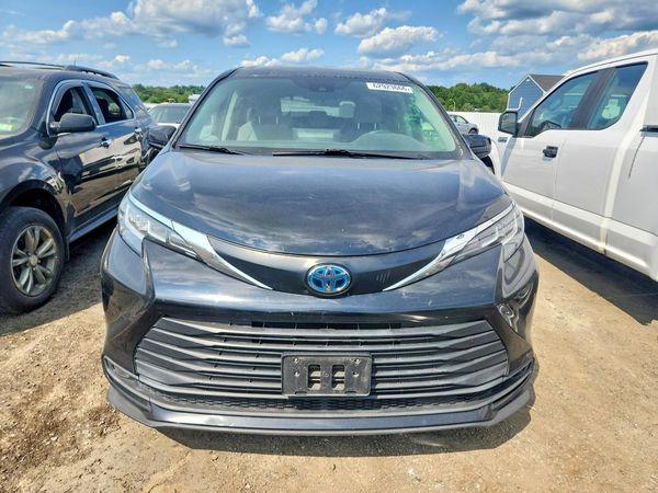 2021 TOYOTA SIENNA LE