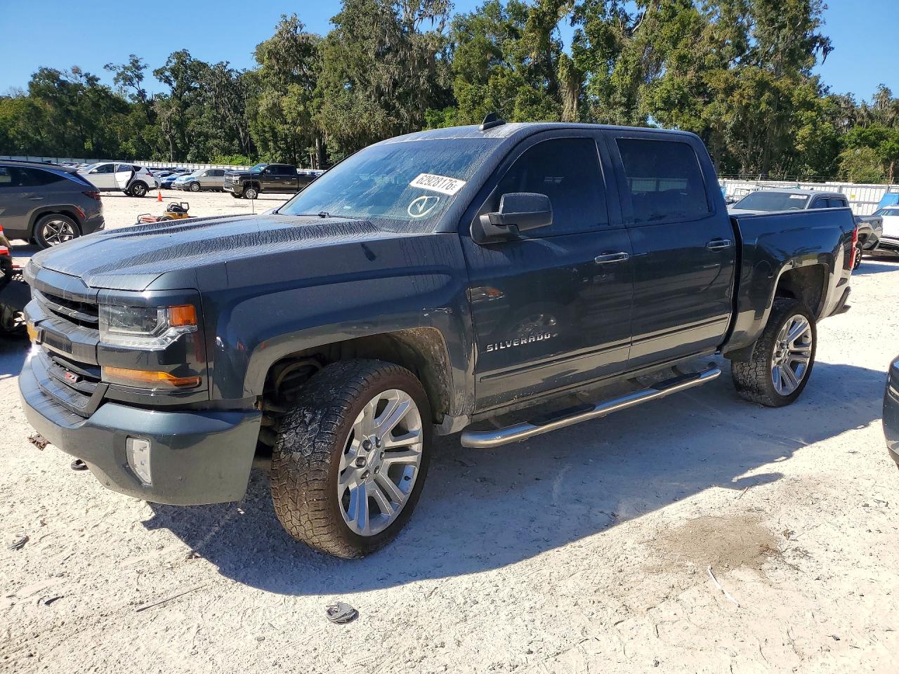 2018 CHEVROLET SILVERADO LT — Front 3/4