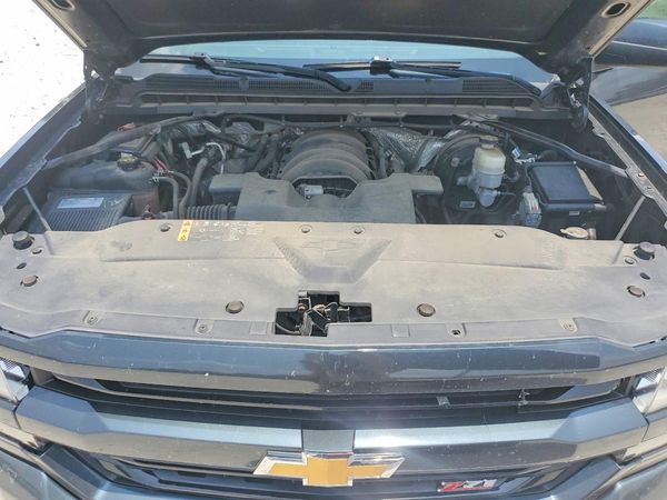 2018 CHEVROLET SILVERADO LT — Engine bay