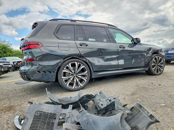 2024 BMW X7 M60i