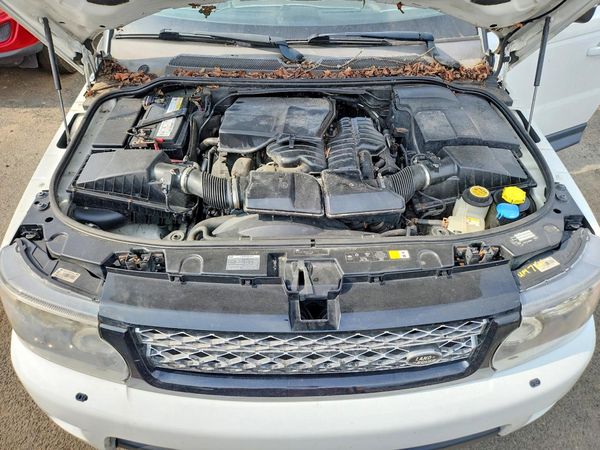2013 LAND ROVER RANGEROVER HSE LUX — Engine bay