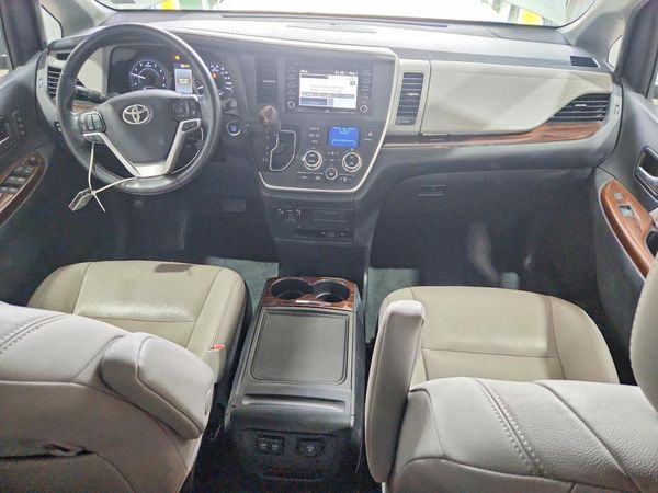 2020 TOYOTA SIENNA Q grade