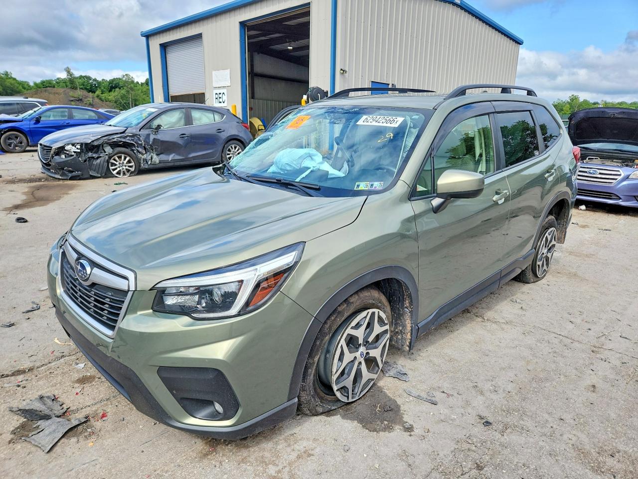 2021 SUBARU FORESTER Premium — Front 3/4