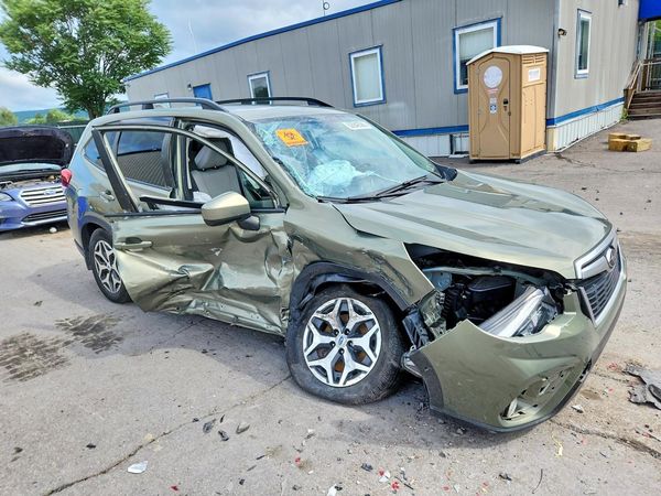 2021 SUBARU FORESTER Premium — Passenger 3/4
