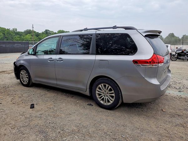 2014 TOYOTA SIENNA