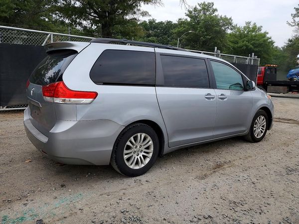 2014 TOYOTA SIENNA