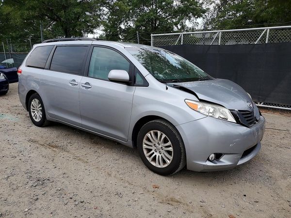 2014 TOYOTA SIENNA