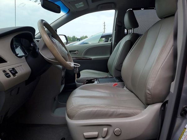 2014 TOYOTA SIENNA