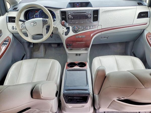 2014 TOYOTA SIENNA