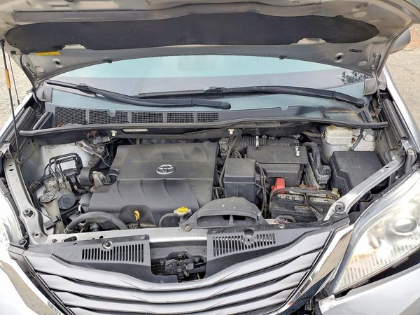 2014 TOYOTA SIENNA