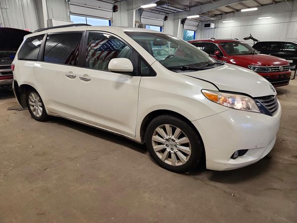 2015 TOYOTA SIENNA