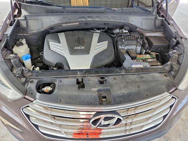 2013 HYUNDAI SANTA FE GLS — Engine bay