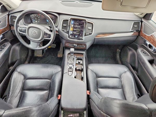 2017 VOLVO XC90 Momentum