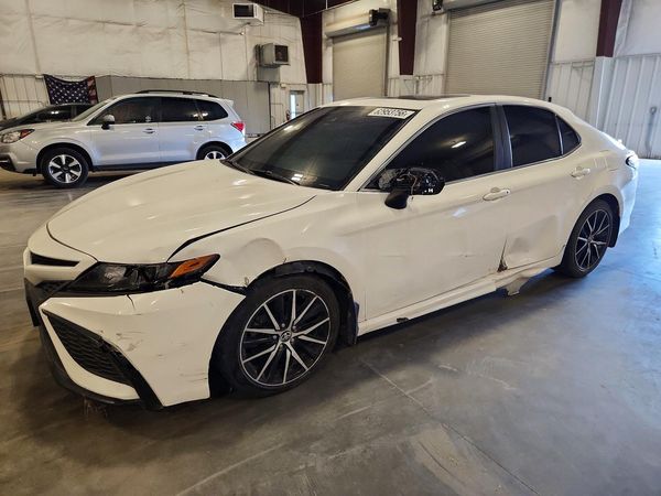 2021 TOYOTA CAMRY SE + Convenient Pkg — Front 3/4