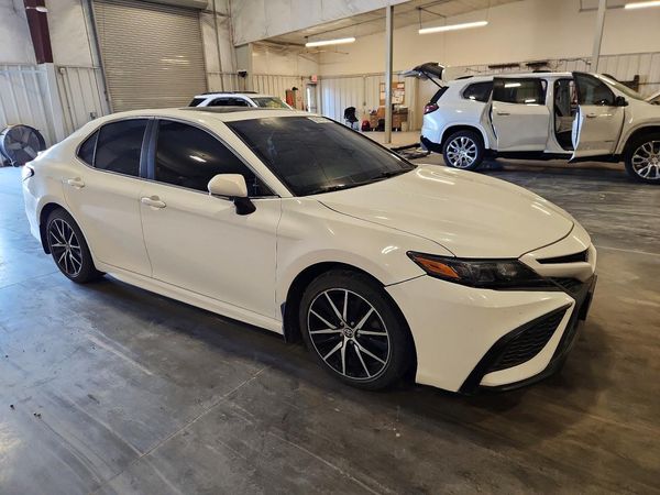 2021 TOYOTA CAMRY SE + Convenient Pkg — Passenger 3/4