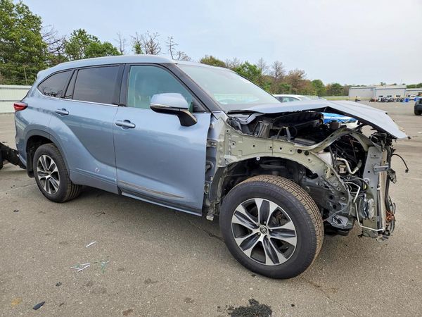 2022 TOYOTA HIGHLANDER XLE