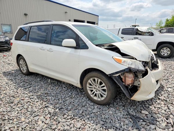 2015 TOYOTA SIENNA