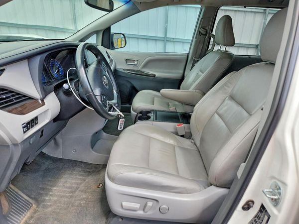 2015 TOYOTA SIENNA
