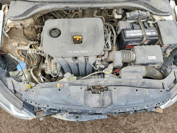 2017 HYUNDAI ELANTRA — Engine bay