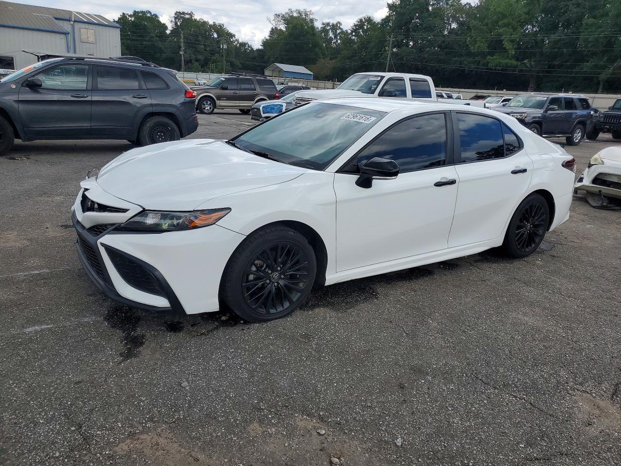 2022 TOYOTA CAMRY SE — Front 3/4