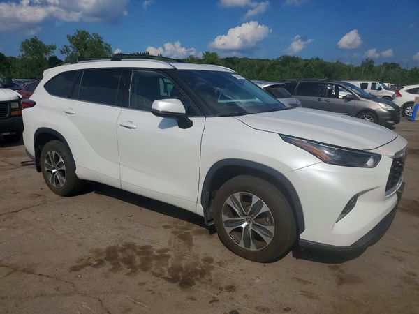2022 TOYOTA HIGHLANDER XLE