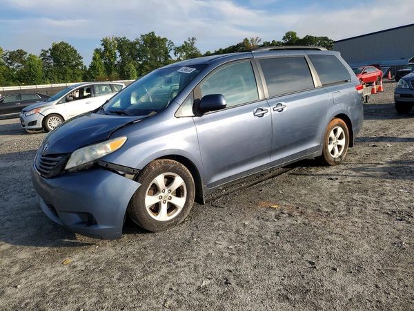 2013 TOYOTA SIENNA