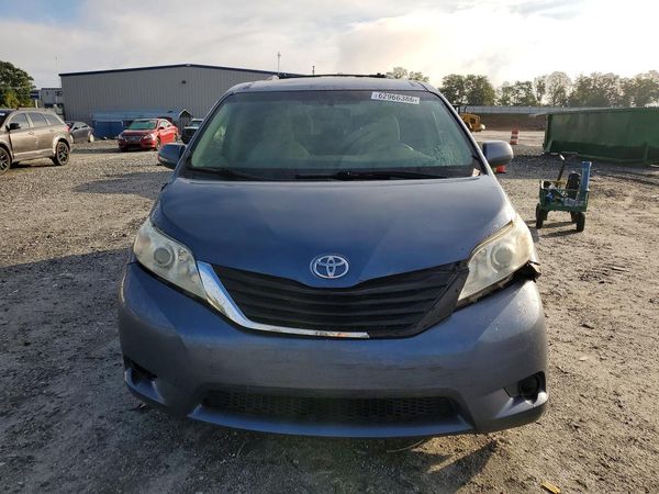 2013 TOYOTA SIENNA