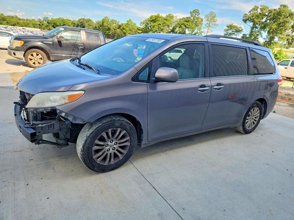2014 TOYOTA SIENNA