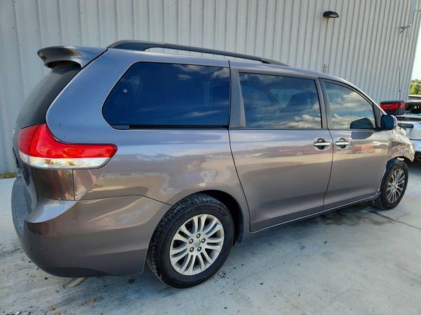 2014 TOYOTA SIENNA