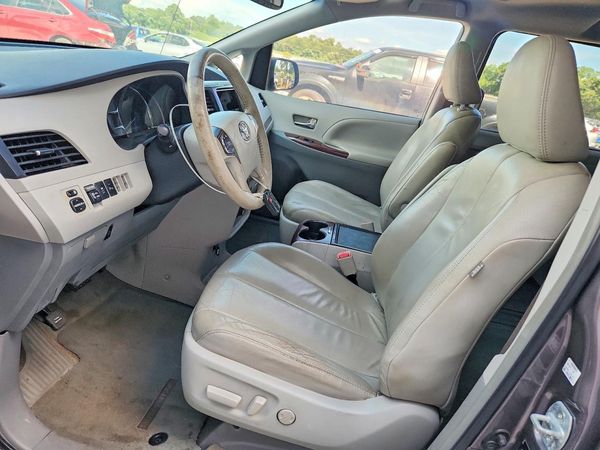 2014 TOYOTA SIENNA