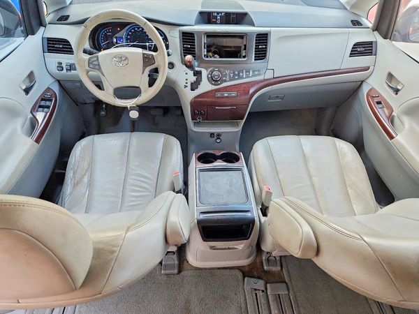 2014 TOYOTA SIENNA