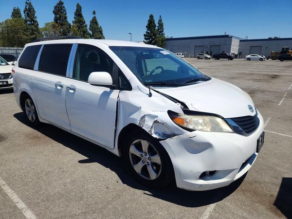 2014 TOYOTA SIENNA