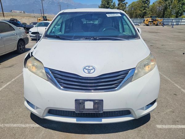 2014 TOYOTA SIENNA