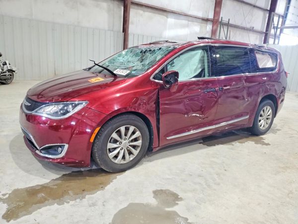 2017 CHRYSLER PACIFICA Touring L — Front 3/4