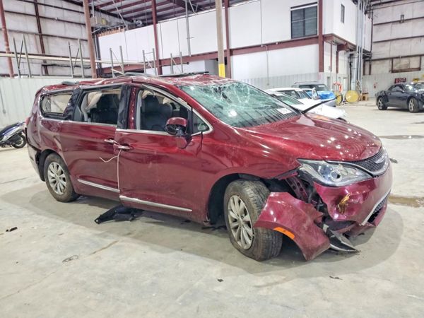 2017 CHRYSLER PACIFICA Touring L — Passenger 3/4