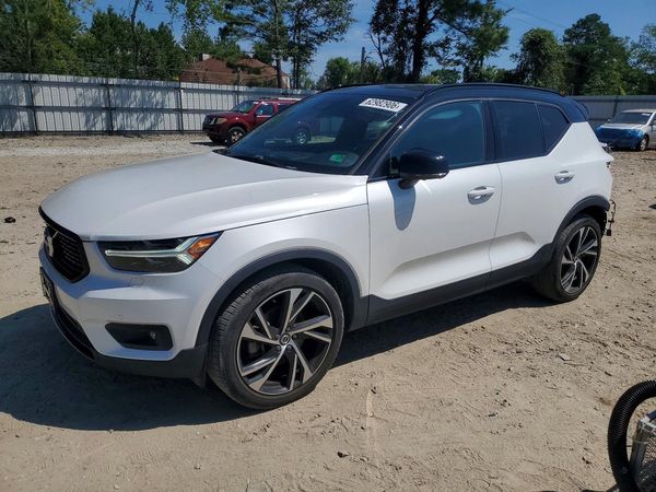 2022 VOLVO XC40