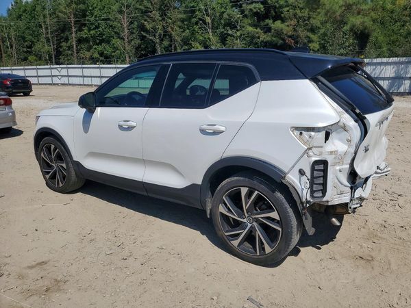 2022 VOLVO XC40 R-Design