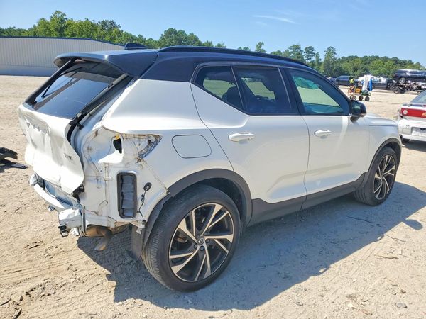 2022 VOLVO XC40 R-Design