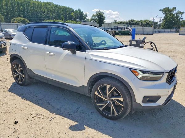 2022 VOLVO XC40 R-Design