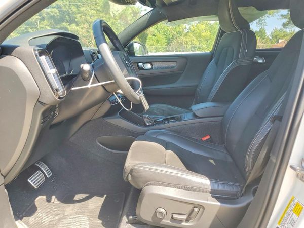 2022 VOLVO XC40 R-Design