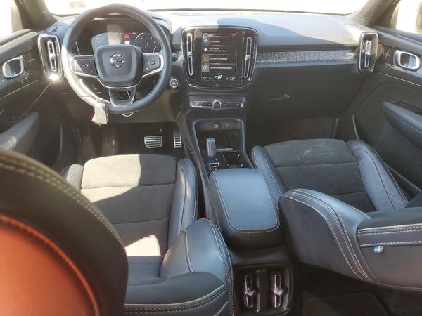 2022 VOLVO XC40 R-Design