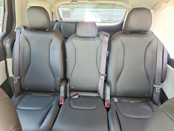2023 KIA CARNIVAL LX, LX Seat Package
