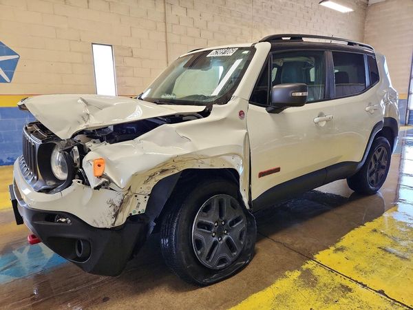 2018 JEEP RENEGADE Trailhawk — Front 3/4