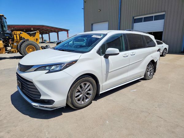 2022 TOYOTA SIENNA LE