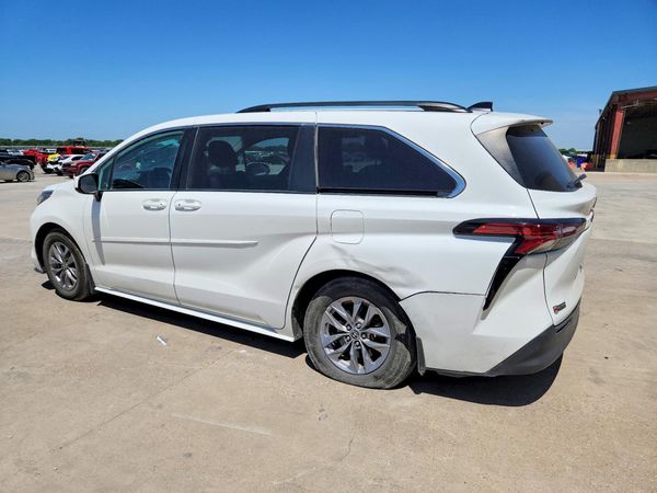2022 TOYOTA SIENNA LE